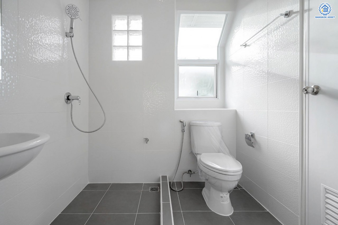 บ้านมือสองตกแต่งใหม่ คุณภาพระดับ L&H โครงการ ชลลดา วัดลาดปลาดุก บนเนื้อที่ 53.2 ตร.ว. ฟังก์ชัน 3 ห้องนอน 2 ห้องน้ำ 1 ที่จอดรถ บนทำเลศักยภาพ เชื่อมต่อหลายเส้นทาง ใกล้รถไฟฟ้าสายสีม่วง "สถานีคลองบางไผ่" และเซ็นทรัล เวสต์เกต